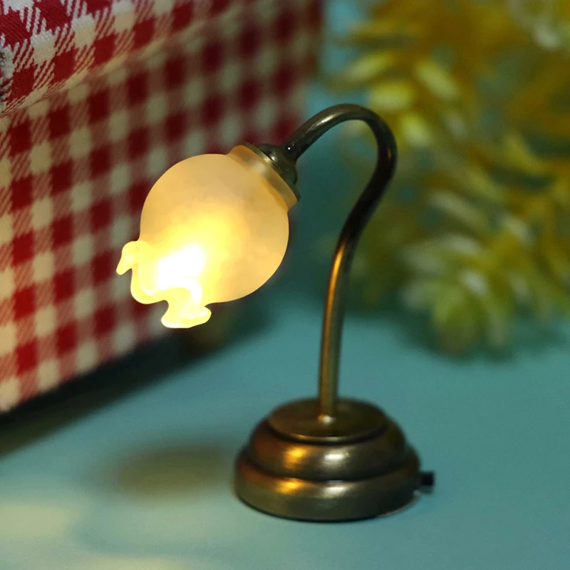 Candelabro de pared LED en miniatura Kawaii, lámpara que funciona con pilas con interruptor de encendido/apagado, decoración para casa de muñecas, accesorios en miniatura, 1 ud.