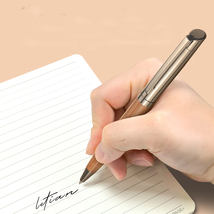 Шариковая ручка в деловом стиле