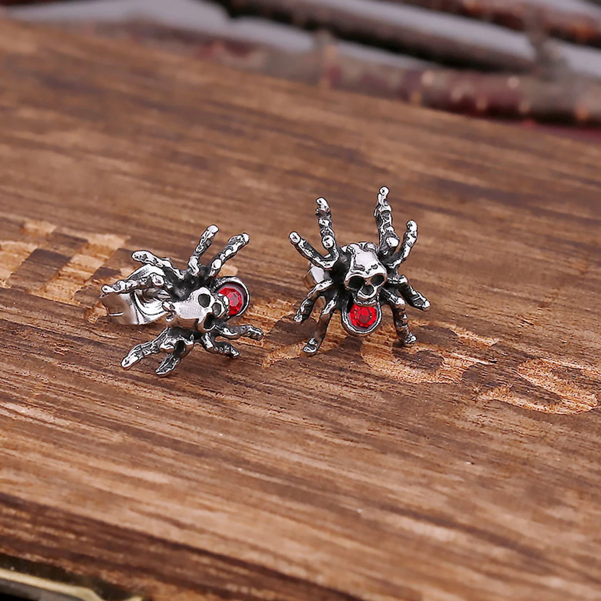 

Gothic Spider Diamond Skull Stud Earrings For Men and Women Stainless Steel Hip Hop Biker Animal Earrings Fashion Party Jewelry