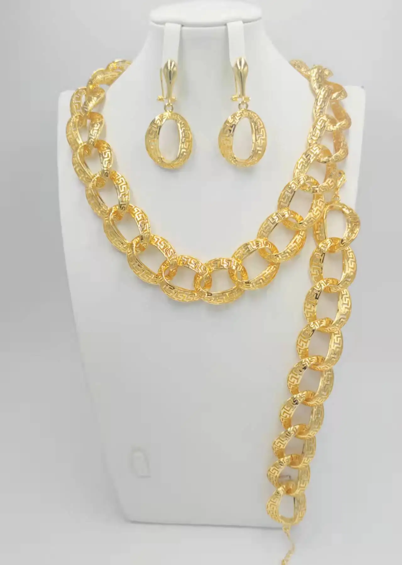 

Комплект из колье и серёг, с кристаллами