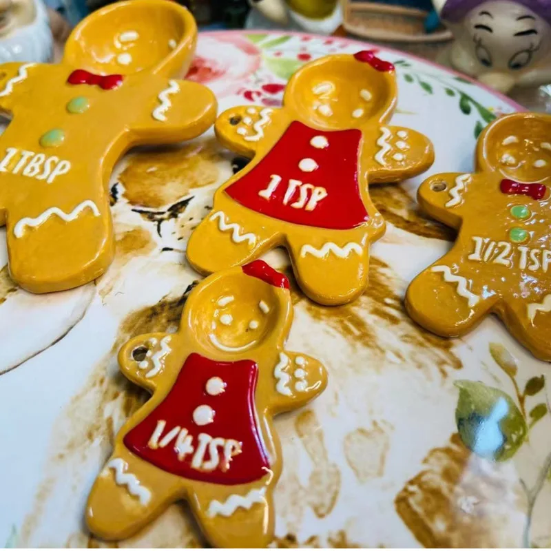 

4pcs/set Christmas Gingerbread Man Measuring Spoon Ceramic Golden Lovely Cartoon Measuring Spoon Christmas Gift Kitchen Tools