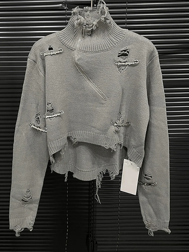 Женская водолазка в стиле пэчворк с рваными отверстиями