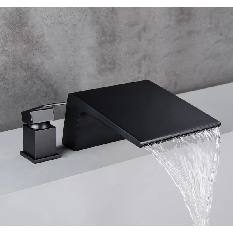 Черный двухкомпонентный водопадный кран с золотой матовой отделкой для ванны на двух отверстиях.
