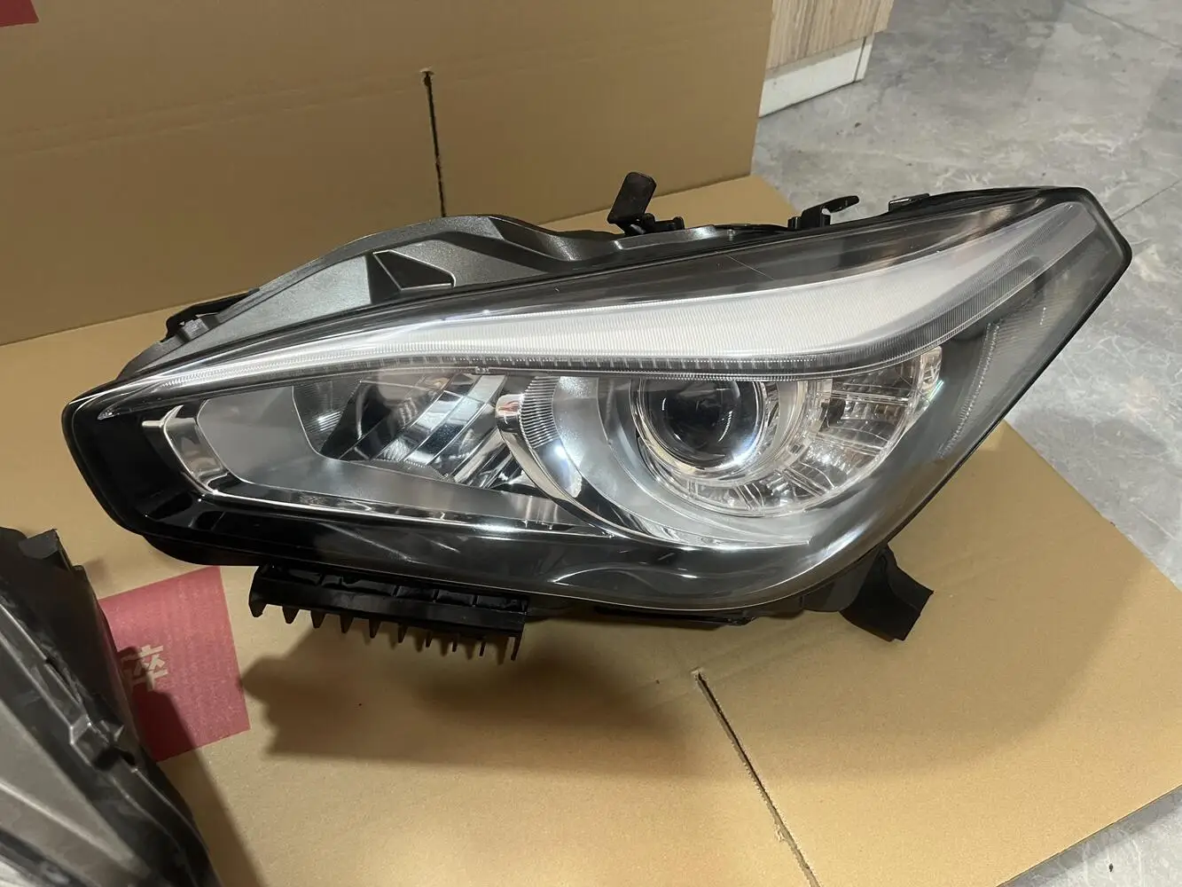 

Фонарь в сборе для Infiniti q70 DRLdaytime