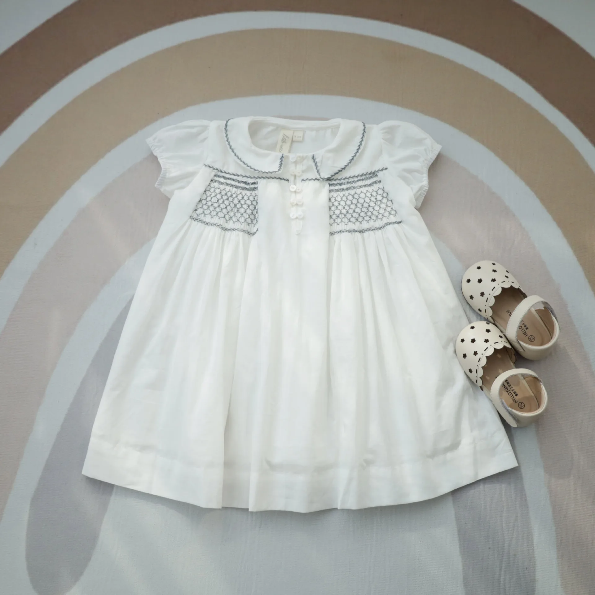 

Baby Girls White Dress 2022 Vintage Smock Embroidery Floarl Princess Dress Infant Smocking Handmade Dress Toddler Kids Boutiques