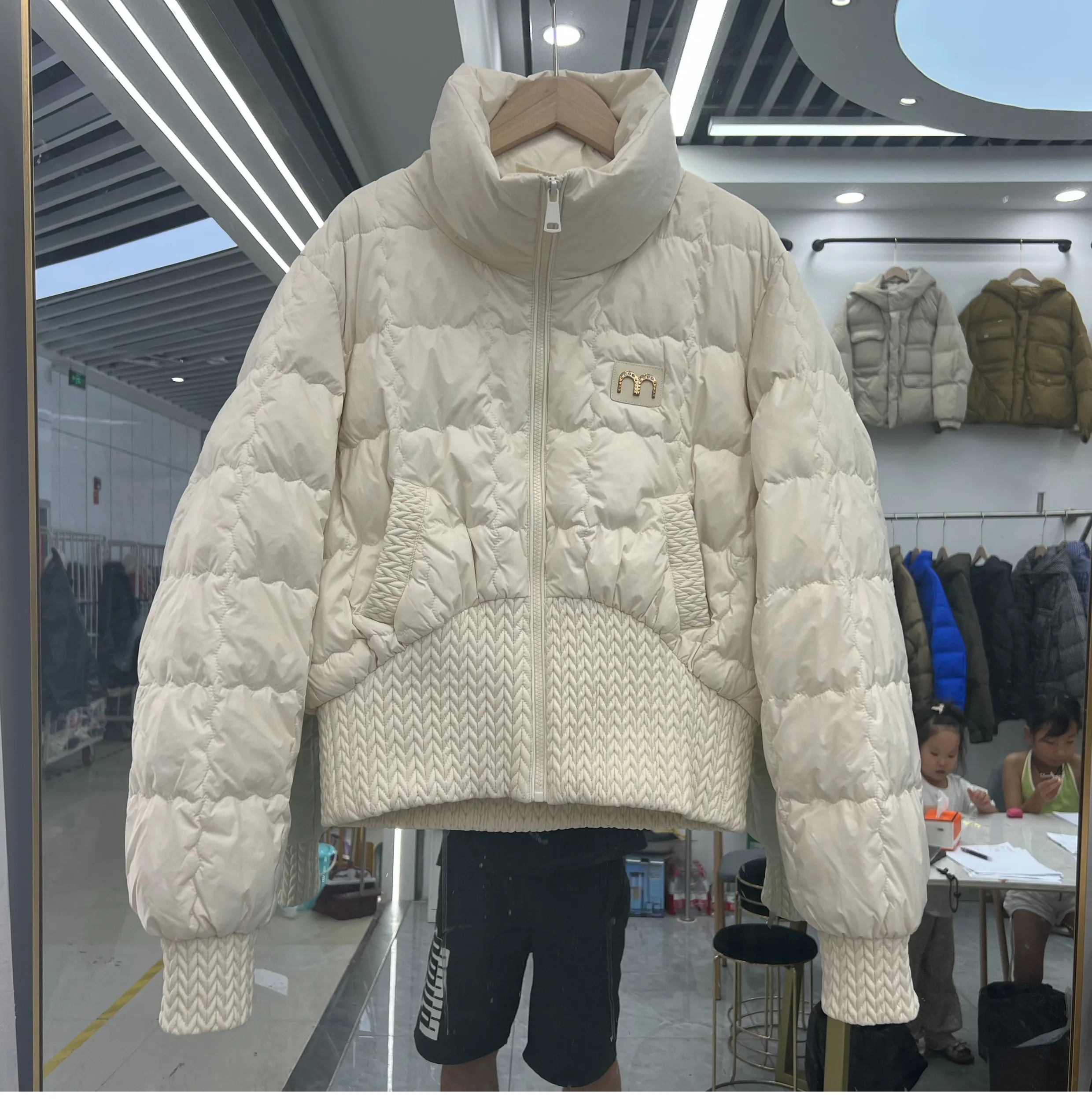 

Куртка на белом утином пуху 2023, женская короткая зимняя новая приталенная модная куртка на белом утином пуху для маленьких мужчин, корейская мода в иностранном стиле