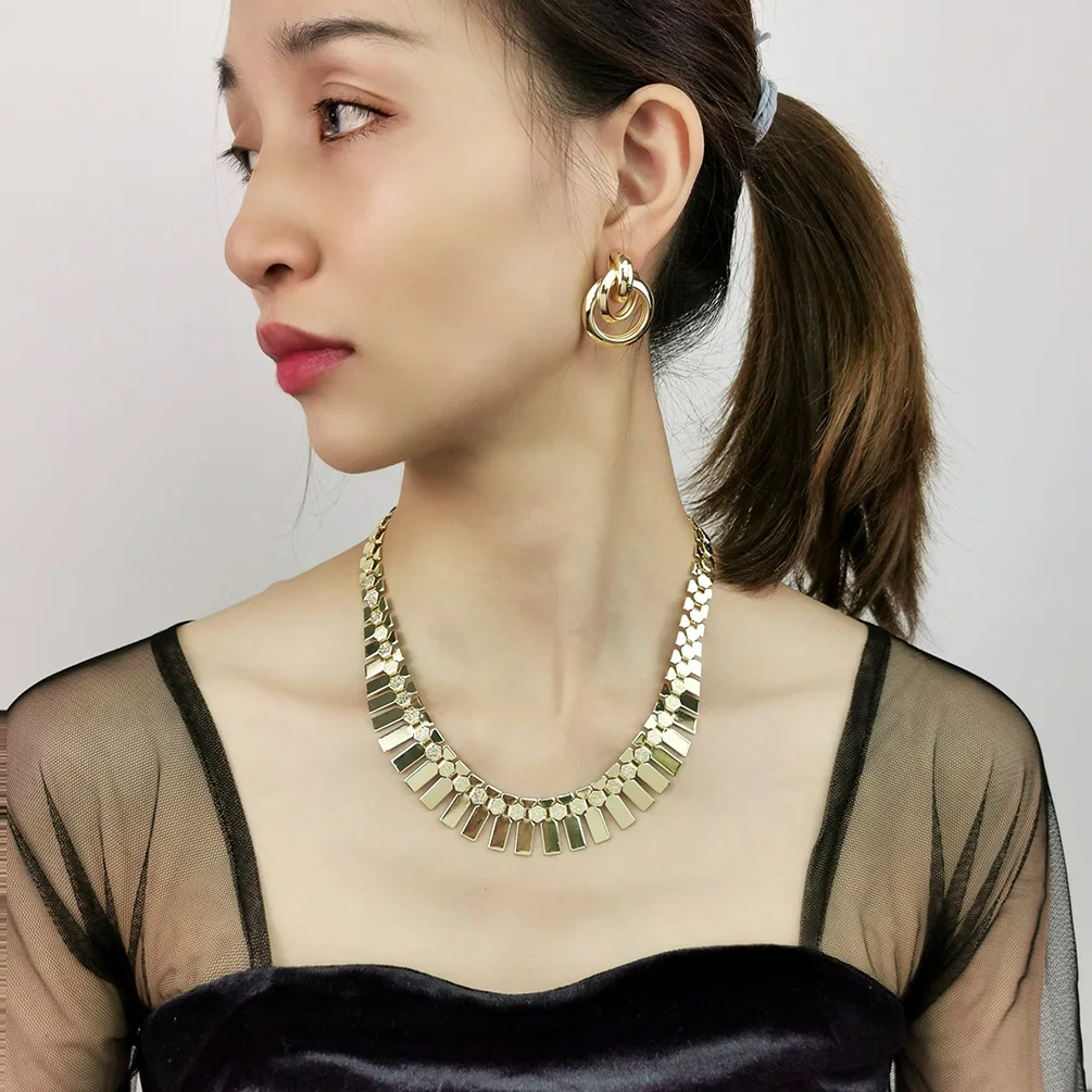 Комплект из колье серёг и золотистого цвета