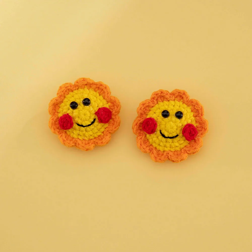 

Женская вязаная крючком брошь ручной работы с изображением солнца