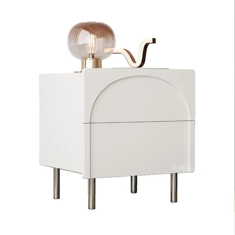 Маленький столик книжный шкаф прикроватная тумбочка узкая боковая кровать