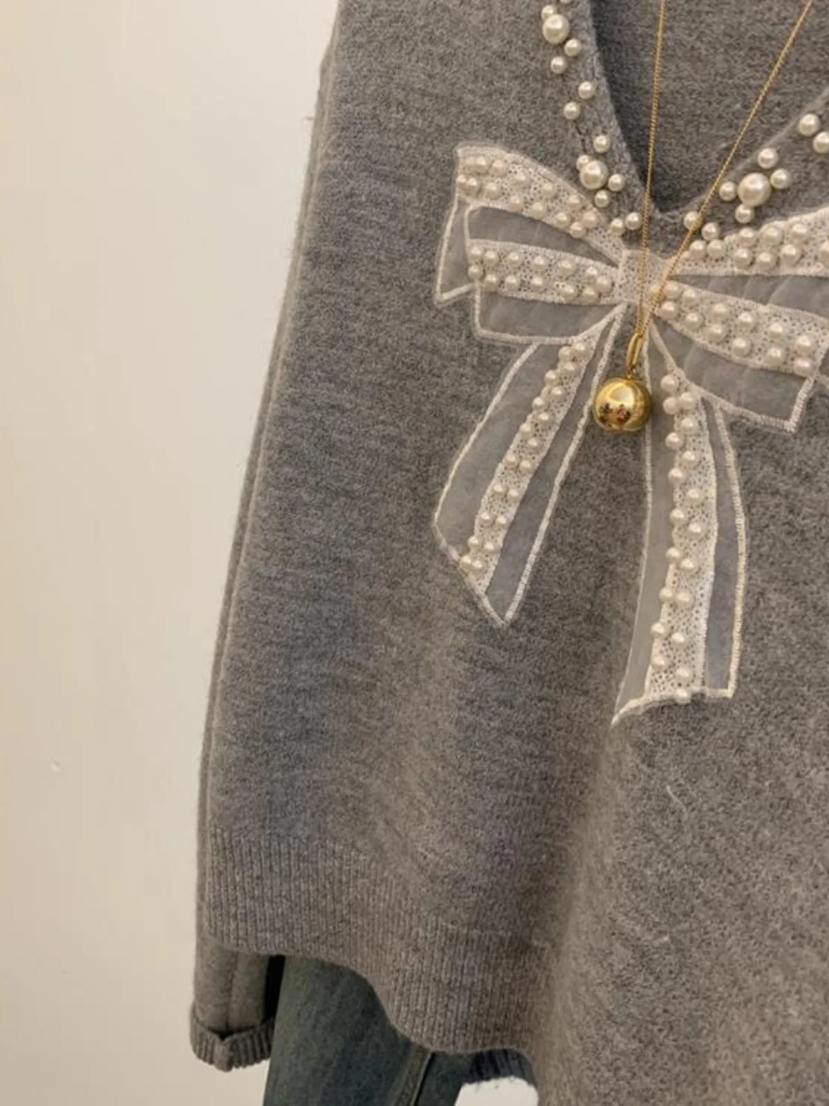 Короткий вязаный свитер с бантом и v-образным вырезом женский маленький можно