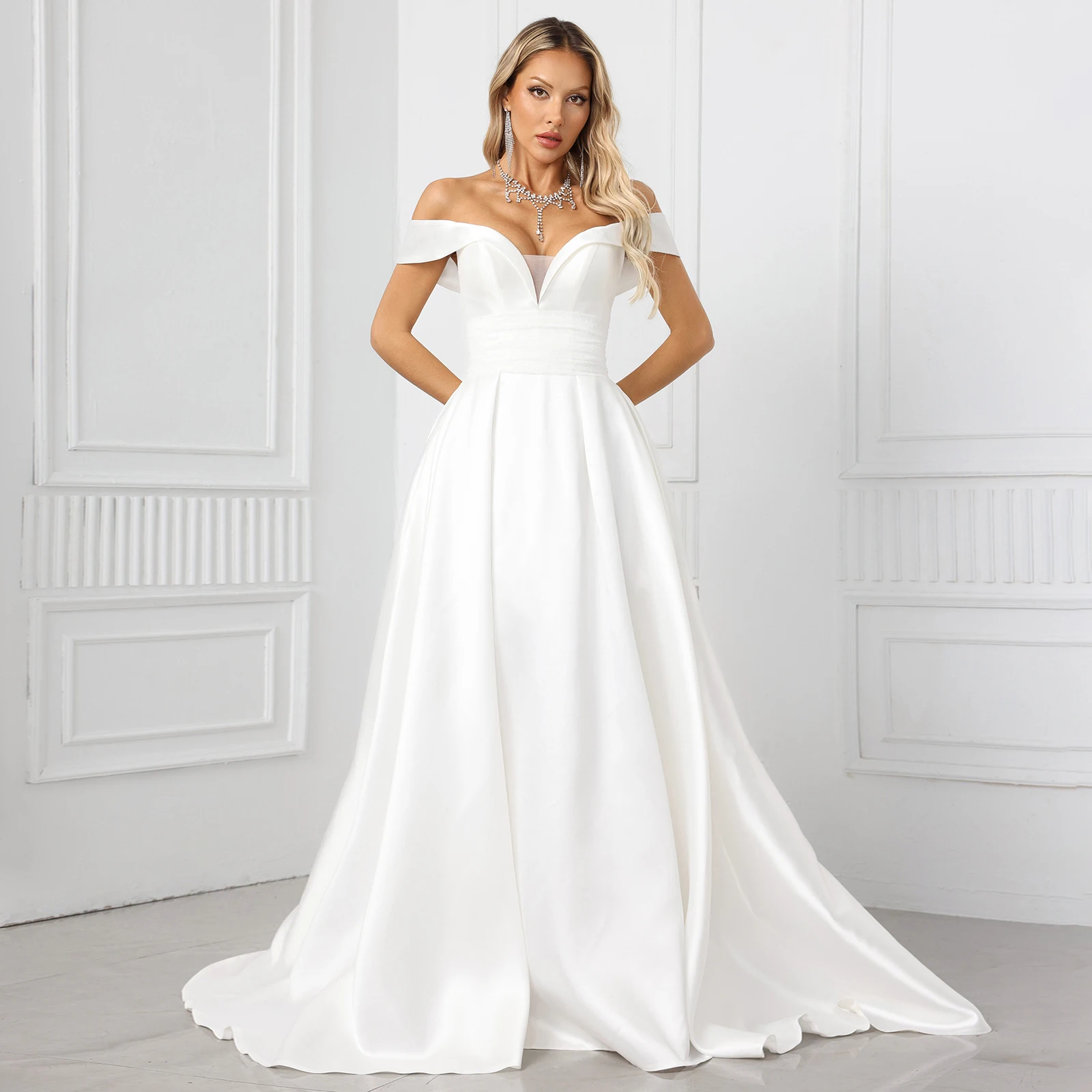 Атласное свадебное платье с открытыми плечами элегантное v-образным вырезом и