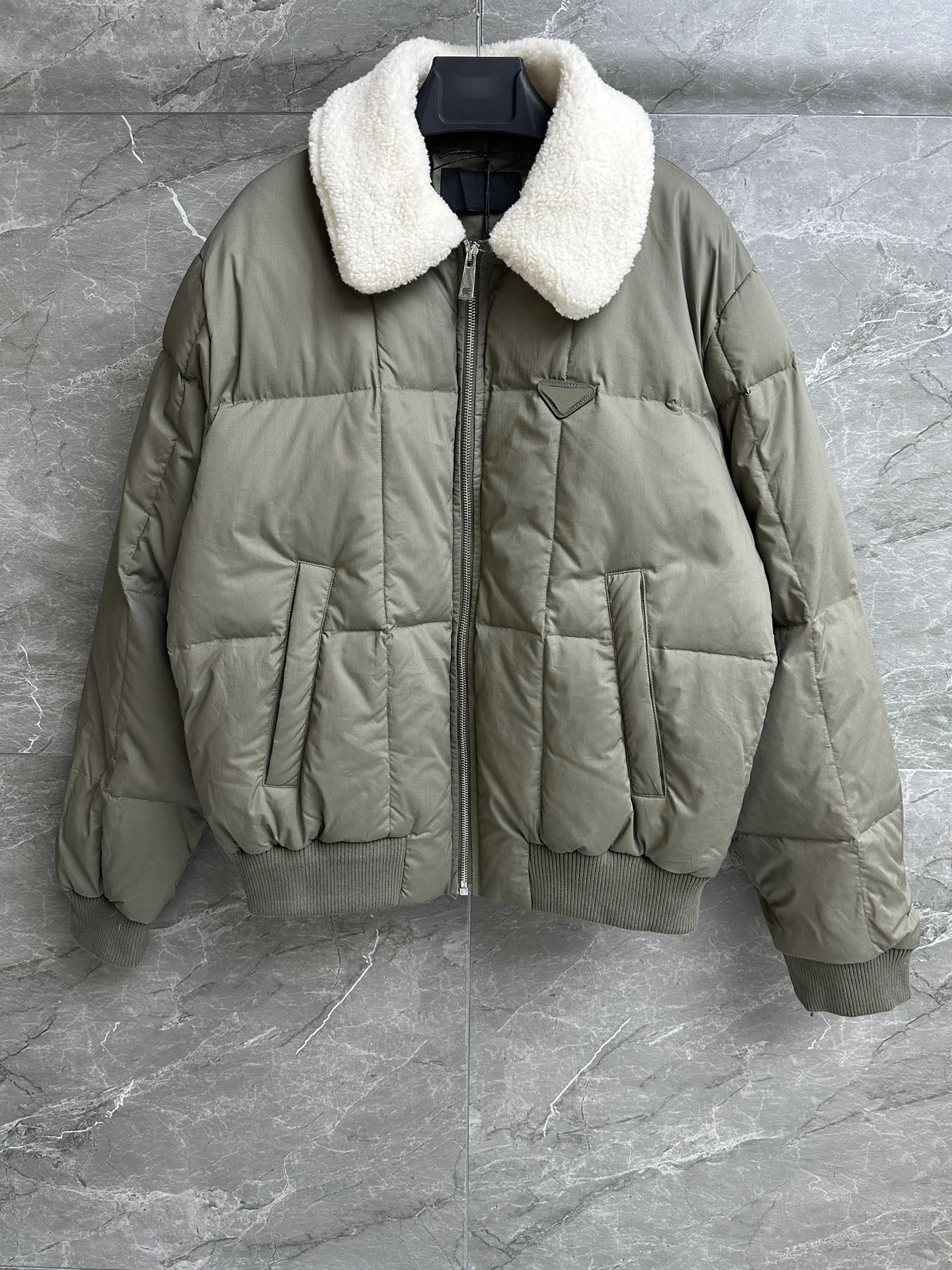 

2023Fur collar splicing down jacket fur collar splicing neckline inverted metal logo embellishment11.3