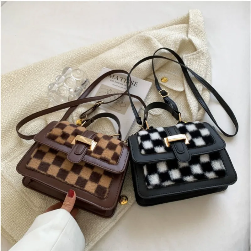 

Женская клетчатая сумка через плечо, плюшевая зимняя женская модная сумочка, популярный стиль, маленькие вечерние теплые модные сумки в сти...