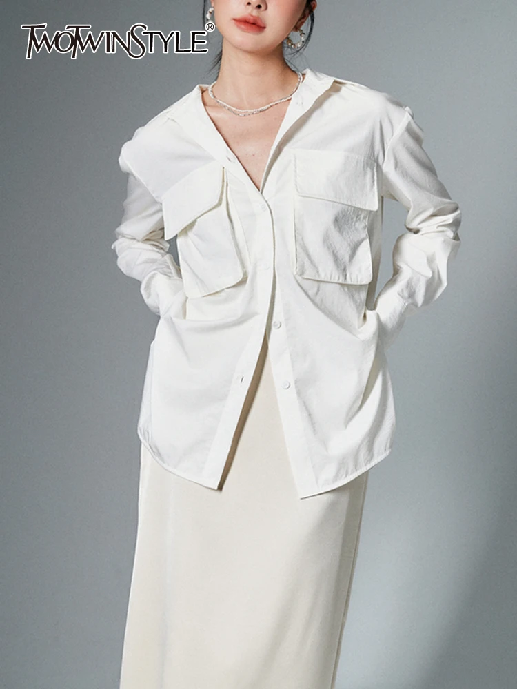 

Женская свободная рубашка TWOTWINSTYLE, Однотонная рубашка составного кроя с карманами, отложным воротником и длинными рукавами, на пуговицах,