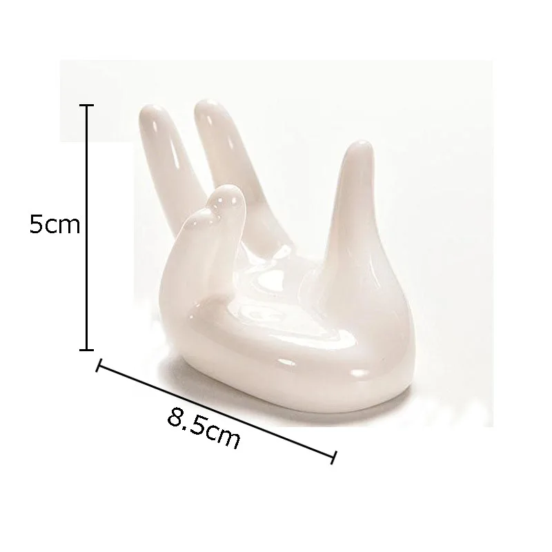 

Керамическая статуя белая рука