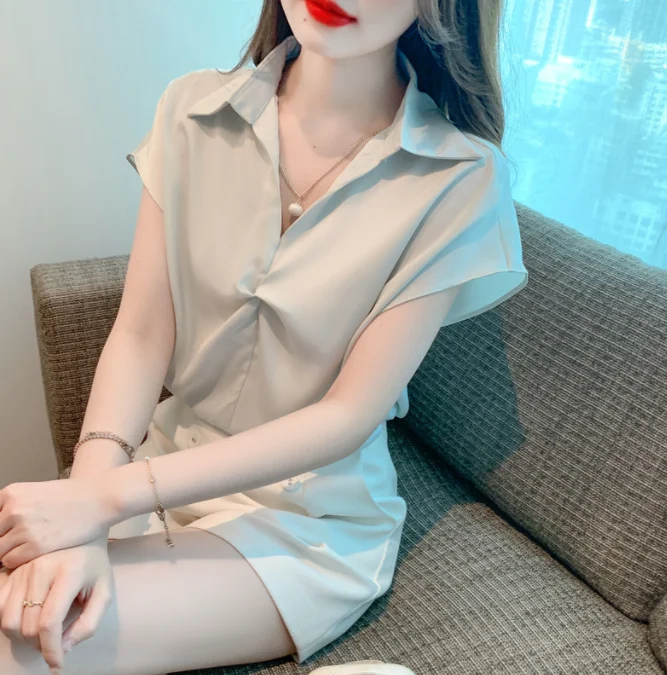 

Fashion pearl accessory solid color shirt