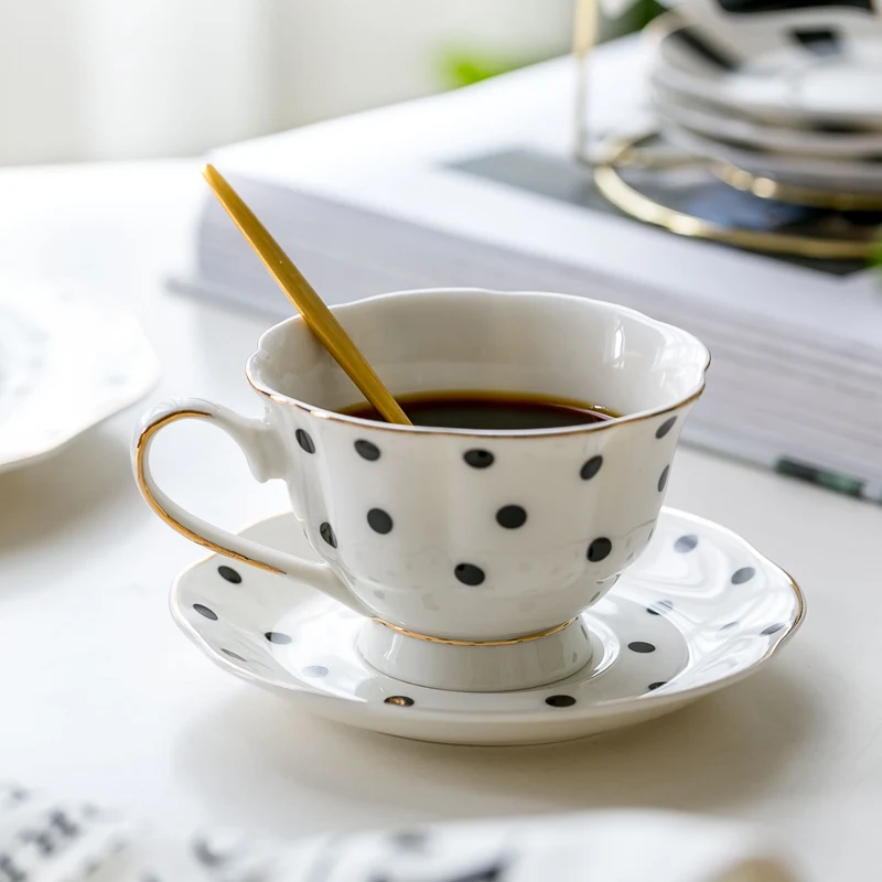 

Conjunto de chávena de café em formato de flor, conjunto de cerâmica estilo europeu para chá à noite, xícara de chá de osso fino