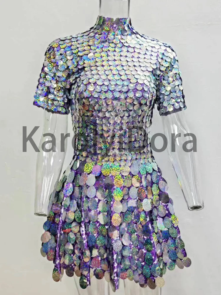 Серебристое мини-платье с блестками для танцев