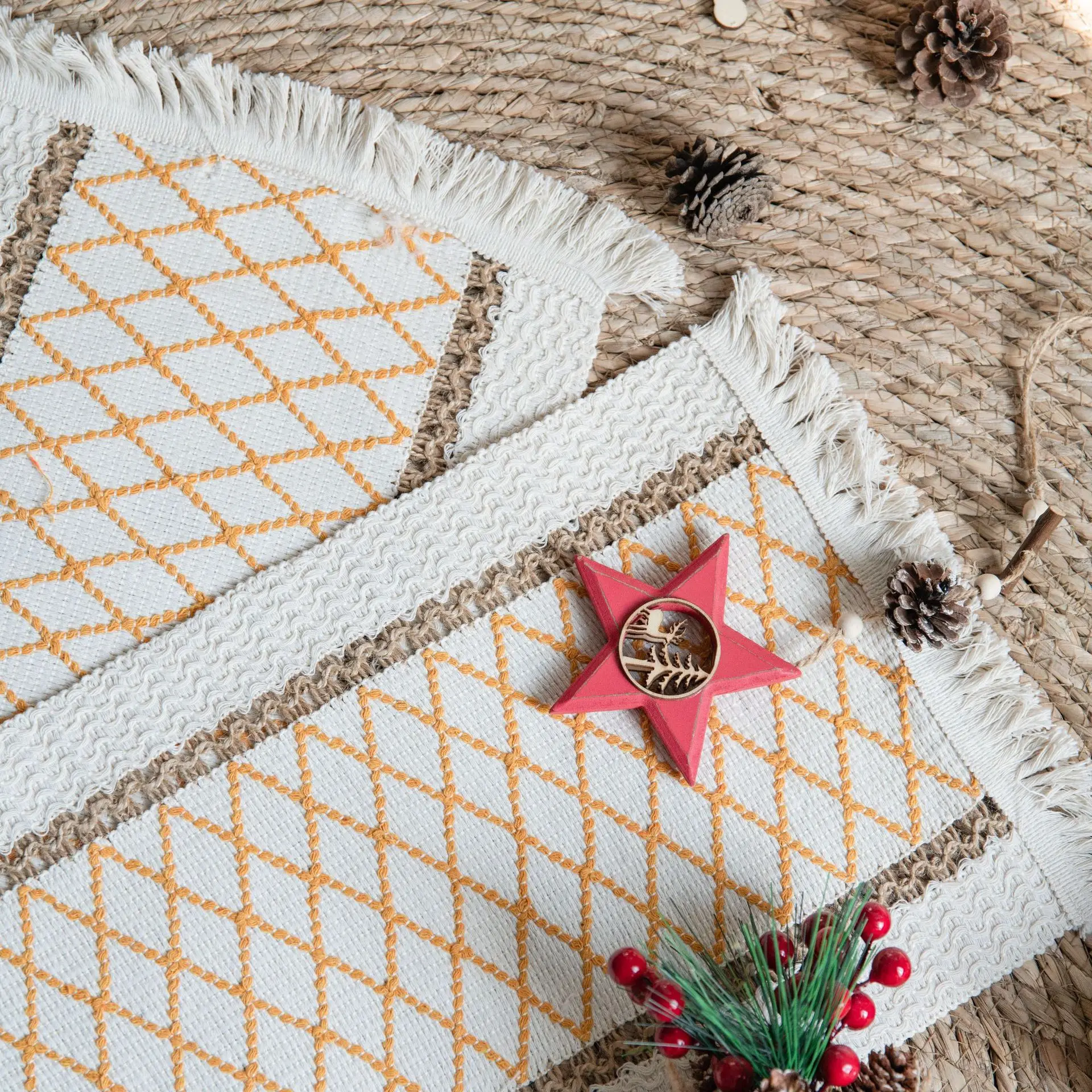 Одна шт. Рождественский декоративный плетеный коврик из конопли с геометрическим рисунком алмаза, красно-плетеный в стиле блокировки цвета, с праздничными кисточками на скатерти.