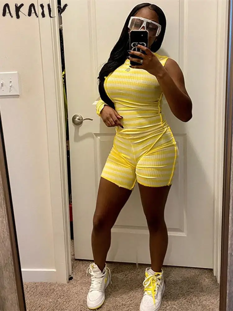 

Akaily летний розовый полосатый комплект из 2 предметов женская уличная одежда 2022 футболка на одно плечо и шорты женские комплекты