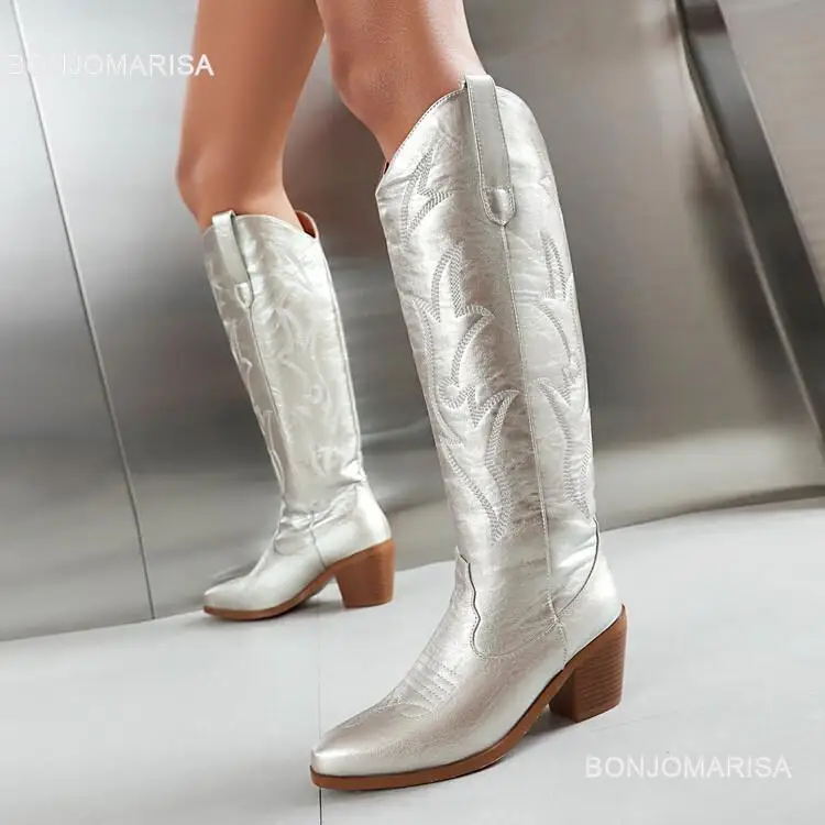 

BONJOMARISA металлические ковбойские сапоги для женщин с вышивкой острым носком высокие сапоги до колена на массивном каблуке ковбойские сапоги обувь в западном стиле