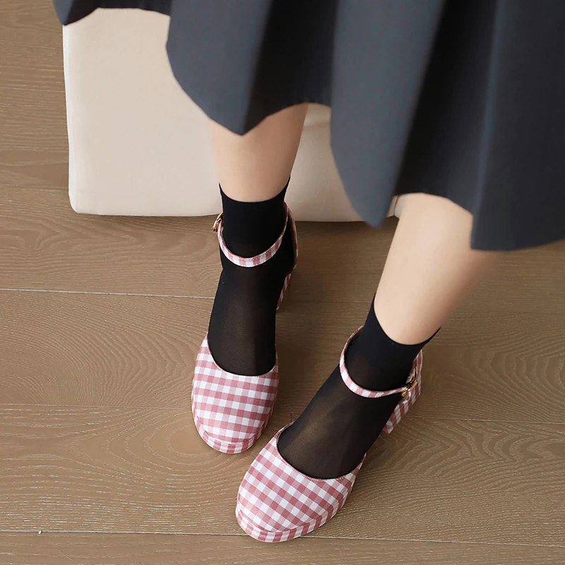 Женские сандалии в шахматную клетку эластичная ткань боковой вырез очень