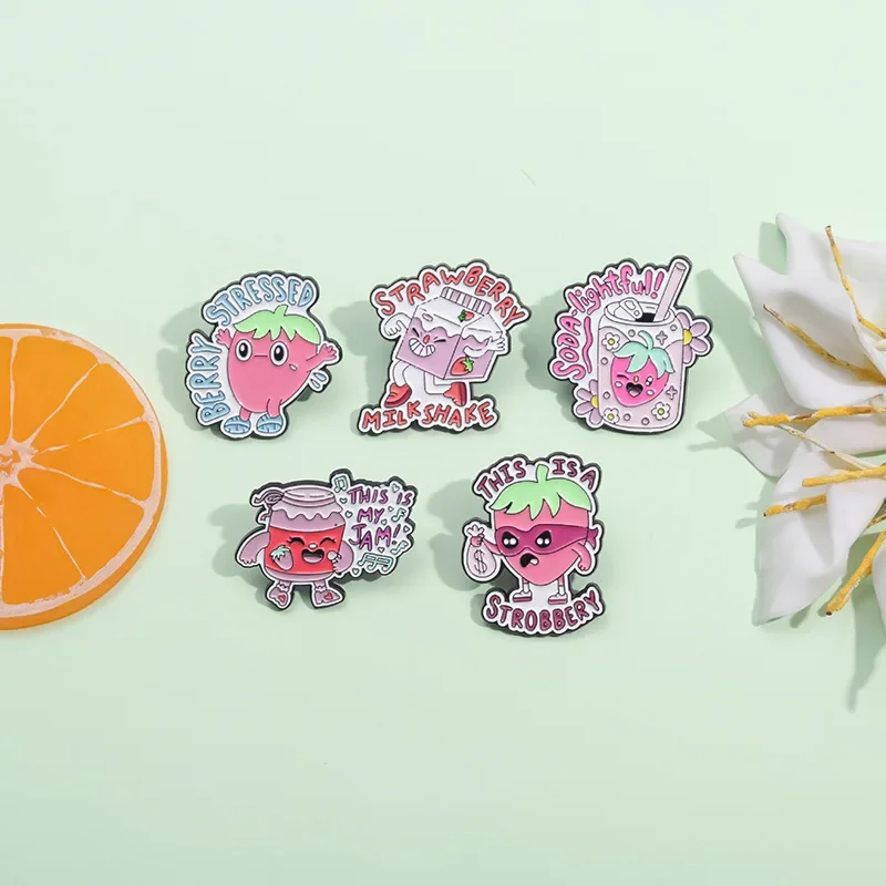 Эмалированная брошь в виде клубники