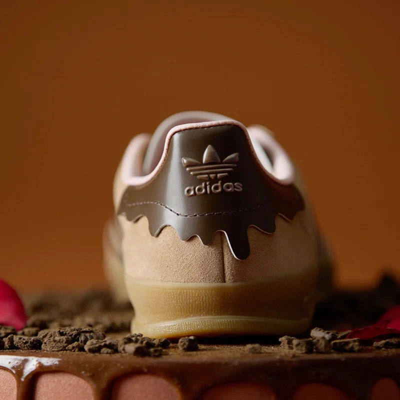 Кроссовки Adidas Originals JR8028 бежево-коричневые замшевые с тремя полосками, низкие, с резиновой подошвой, винтажные, повседневные, для прогулок (art.: 3920dbbb9716d) - 3920dbbb9716d