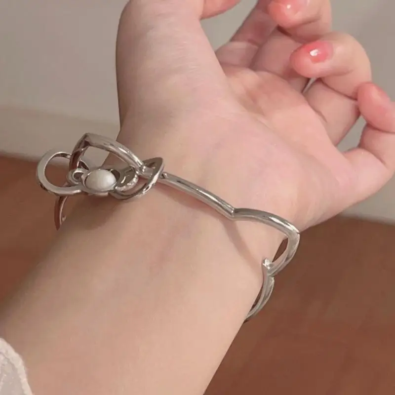 Женский серебряный браслет в виде кошки