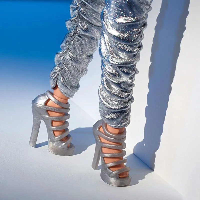 Кукла Барби HBX94 с вьющимися волосами 2022