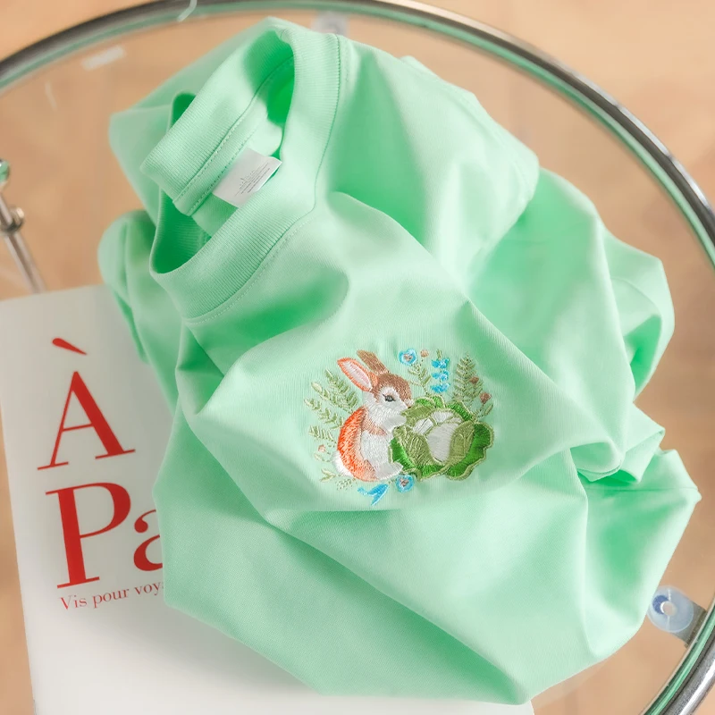 Свободная женская футболка с милой вышивкой кролика новинка весны и лета 2025 года