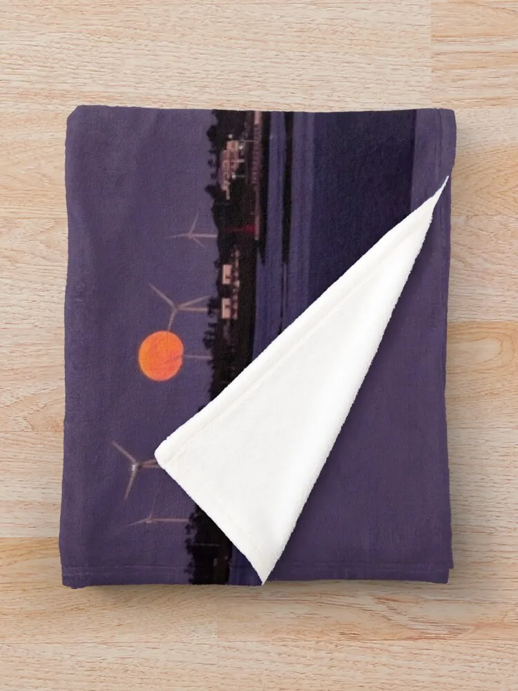 Вид Чесока полная луна висит над лопастями ветряной мельницы Jeju Island