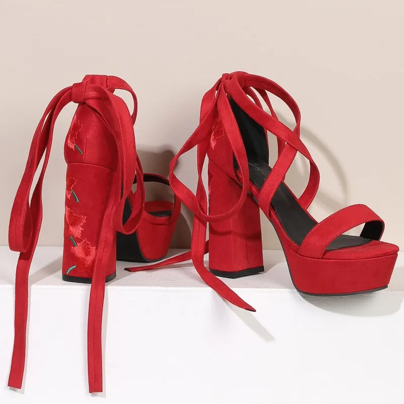 

Женские босоножки с вышивкой, сандалии на платформе и высоком массивном каблуке, с ремешком спереди и открытым носком, для выпускного вечера