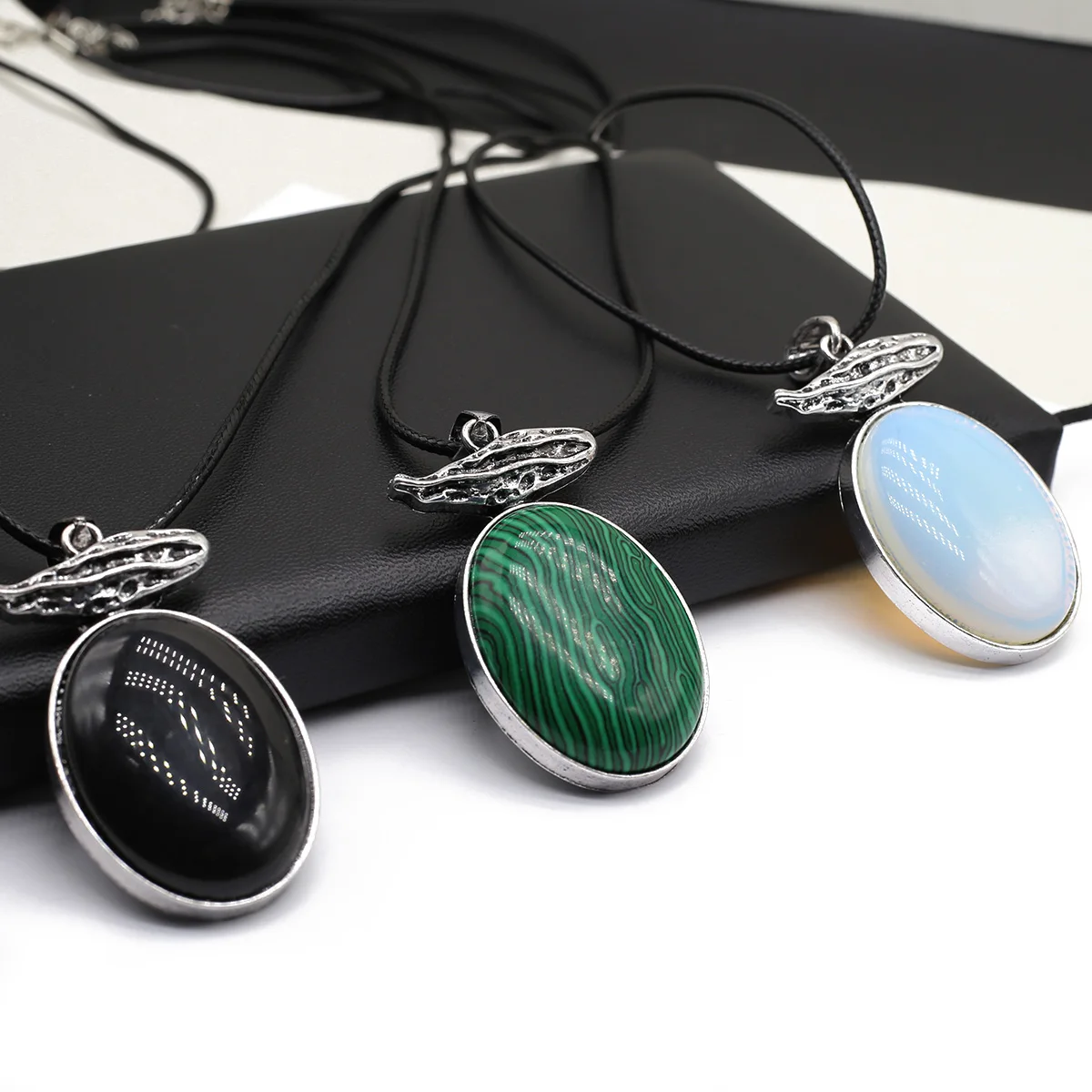 

Natural Stone Shell Oval Metal Bezel Melon Buckle Pendant Necklace with Chain Tiger Eye Stone Agate Women Charm Jewelry Gift