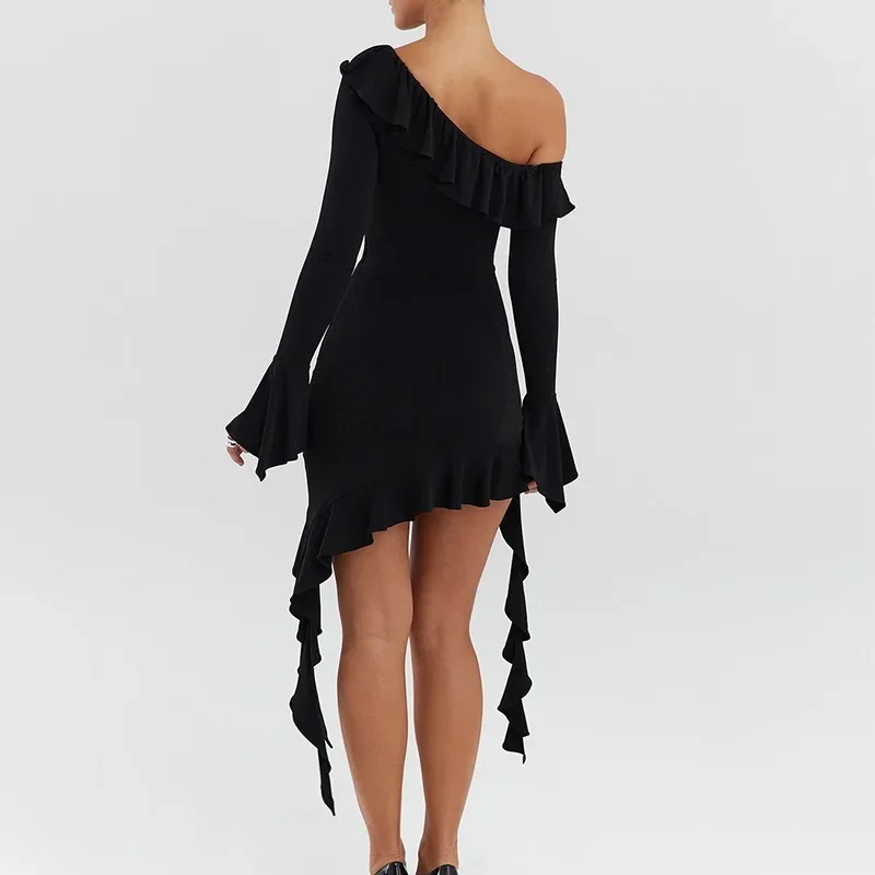 Женское облегающее платье-футляр с расклешенным рукавом и диагональным