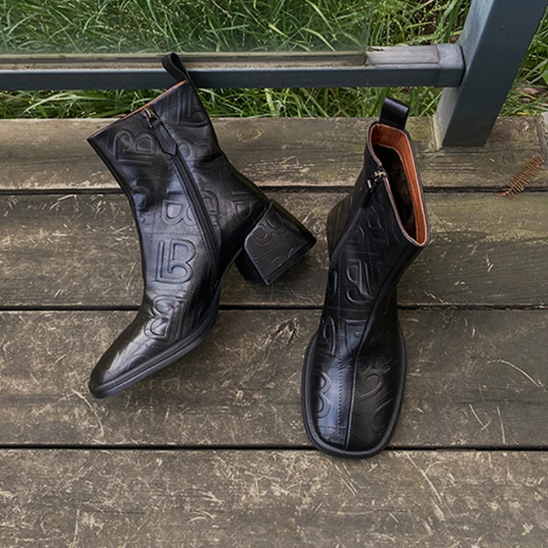 

Новинка 2023, осенне-зимние короткие ботинки Heihaian в гонконгском стиле ретро, ботинки с квадратным носком, Кожаные женские ботинки на молнии с прессованным узором