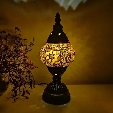 Настольная декоративная лампа в винтажном стиле