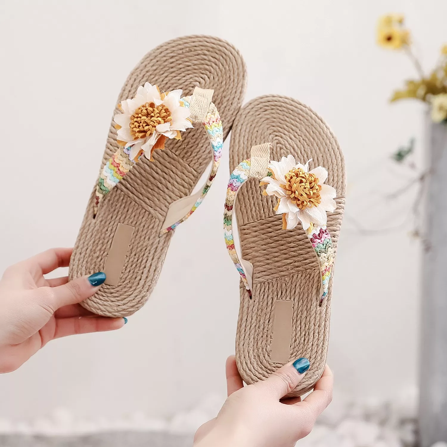 

NEW IN sandals Han Chao outside wearing flip-flops flower beach slippers