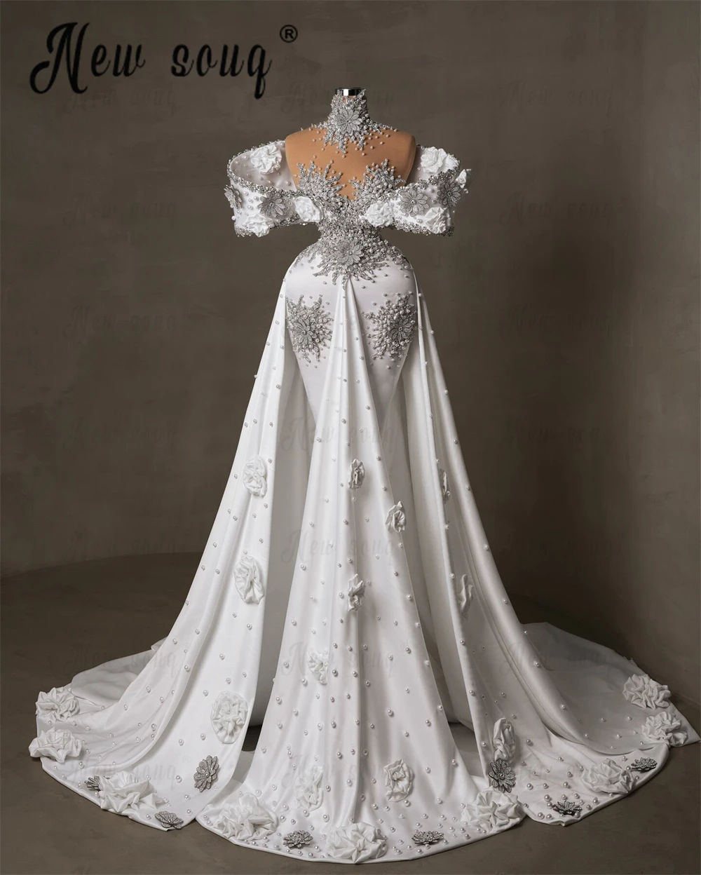 Свадебное платье с белым камнем украшенное черепаховым вырезом и открытыми