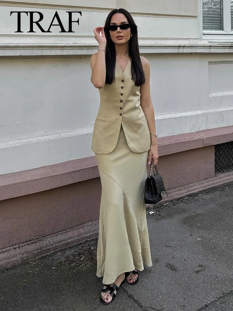 Женский костюм с юбкой-годе жилетом без рукавов и V-образным вырезом