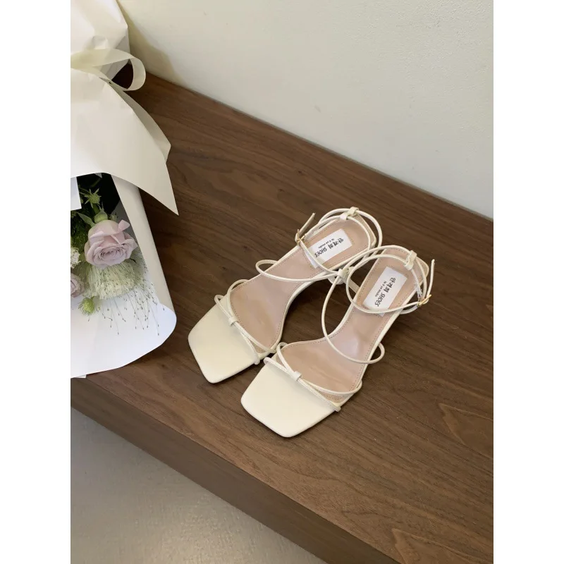 Бежевые босоножки на каблуке. Туфли низком каблуке с ремешком. Лето 2023. Черные