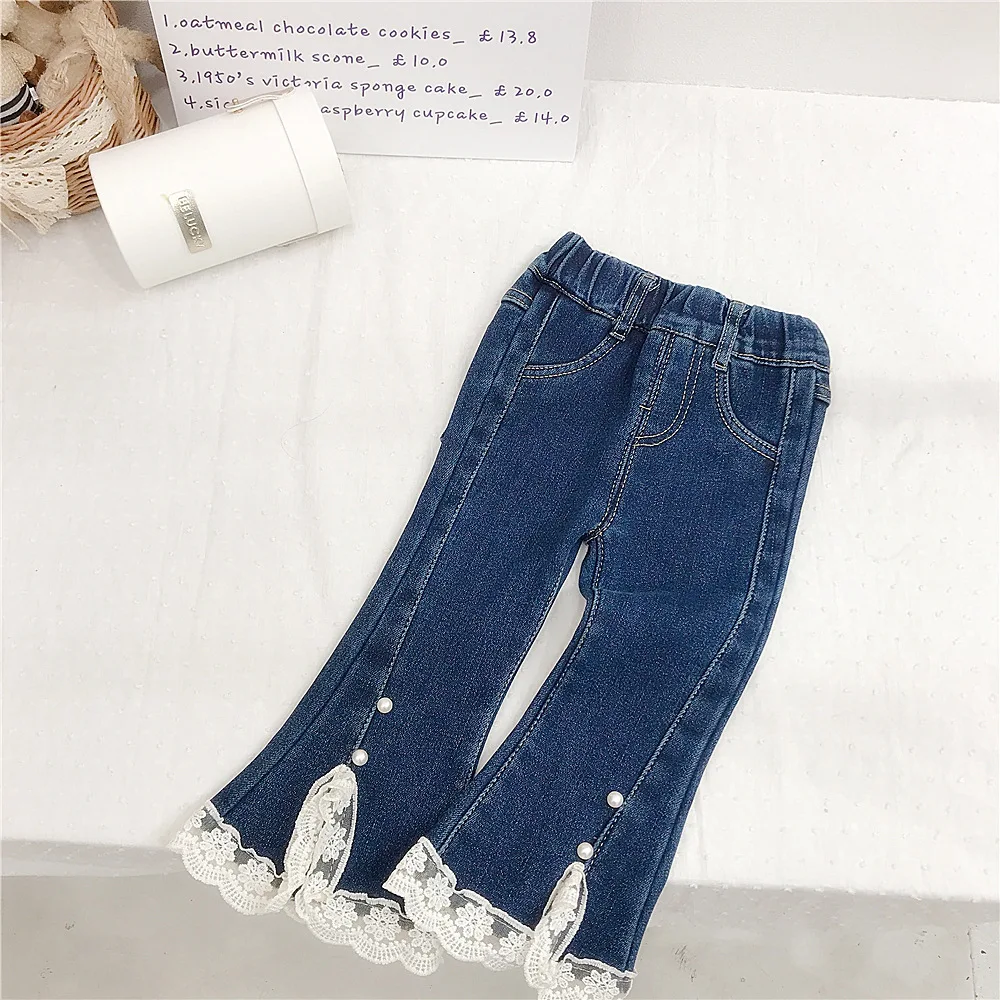 

Новинка лета 2023, джинсовые плюшевые бархатные Лоскутные кружевные расклешенные брюки для маленьких девочек на осень и зиму, модные брюки дл...