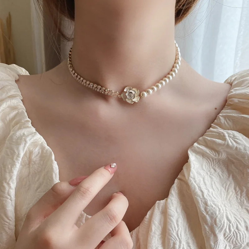 

Fashion Camellia White Rose Necklace Light Luxury Niche Pearl Rhinestones Women Sweet Rose Flower Collarbone Chain Pendant Gift