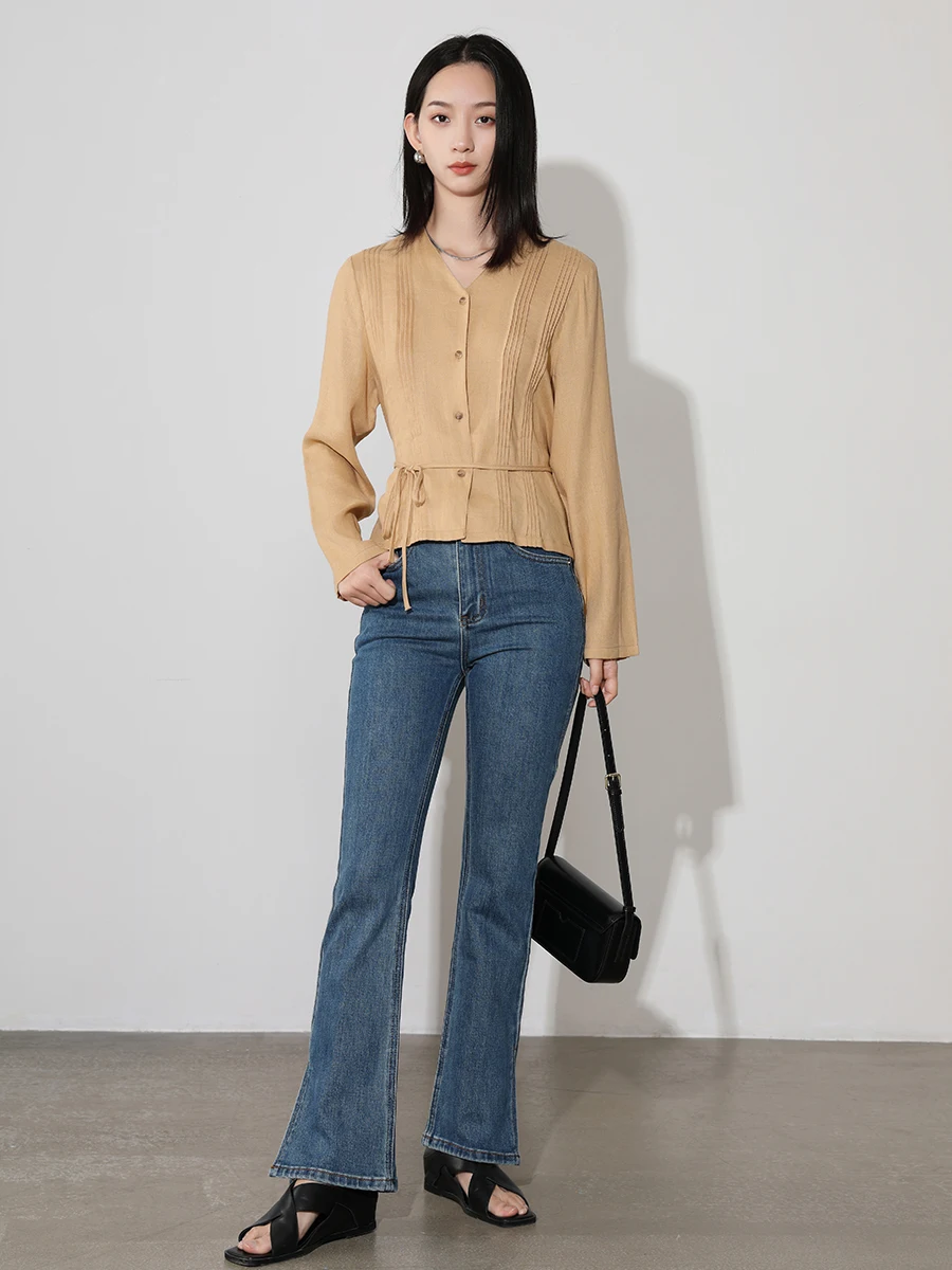 Блузка плиссированная с V-образным вырезом и поясом осень 2023 |