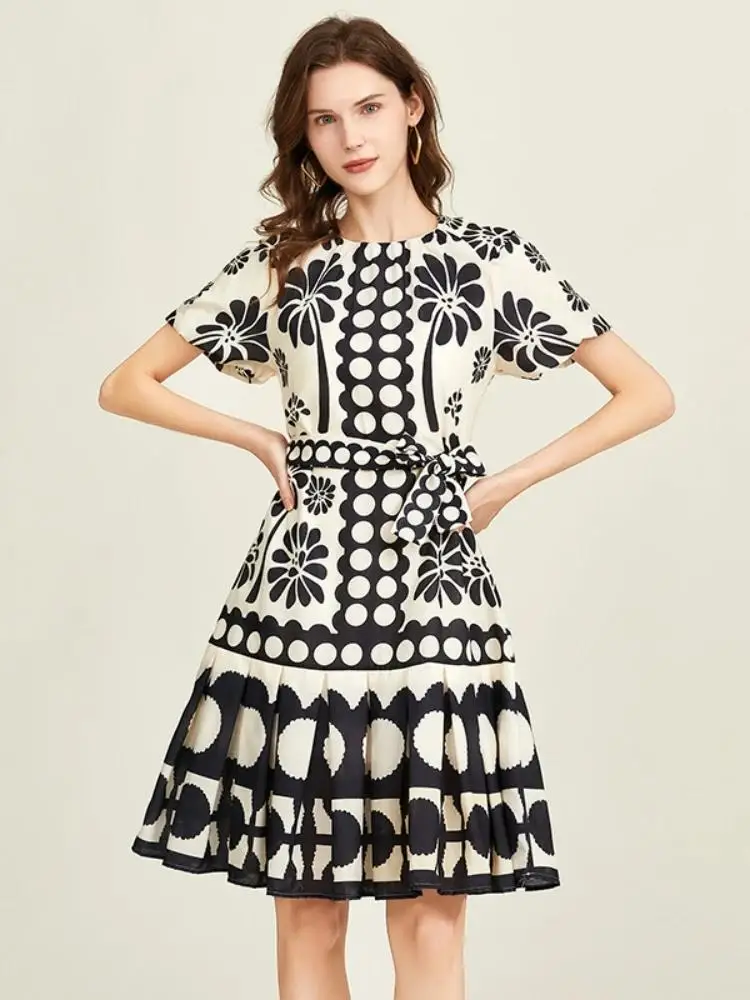 Женское платье плиссированное с пышными рукавами и поясом на шнуровке