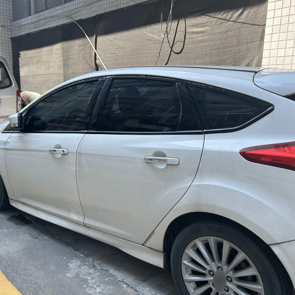 Фото Хромированная наклейка на окно для Ford Focus 2012-2018 глянцевая/кованая черная внешняя наклейка из углеродного волокна №5