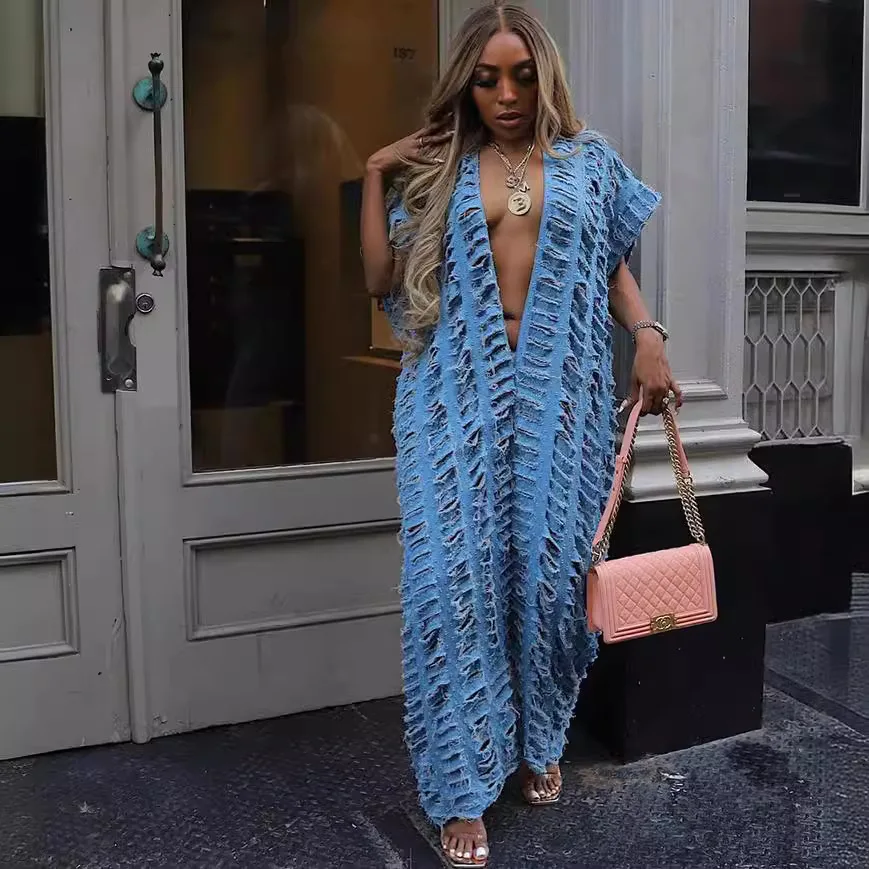 Женский джинсовый комбинезон с V-образным вырезом