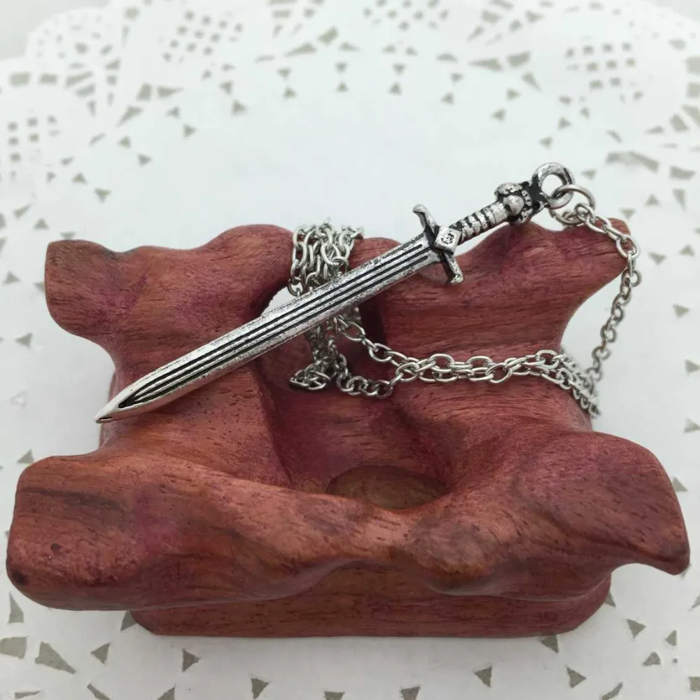 Ожерелье в средневековом стиле с подвеской-мечом