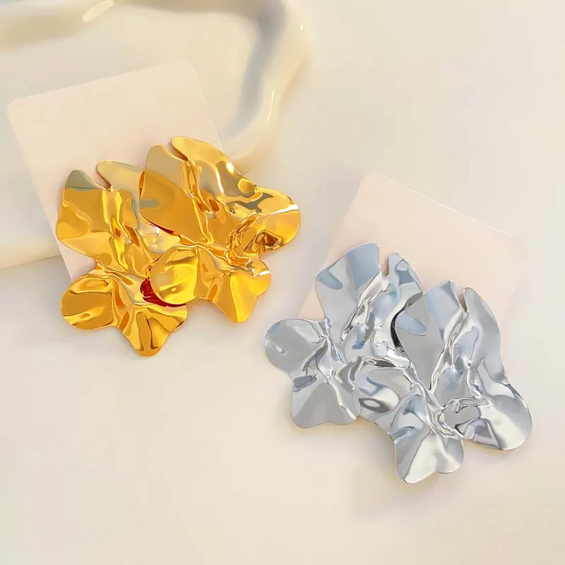 Винтажные металлические серьги-гвоздики неправильной формы с плиссировкой