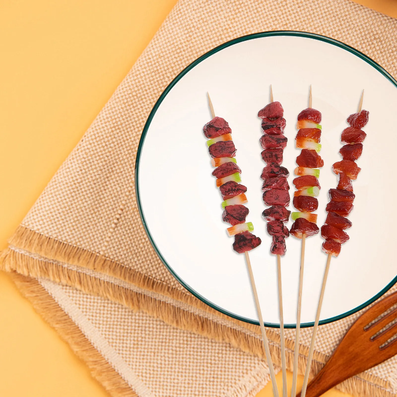 Фото Набор из 4 реалистичных муляжей мясных шашлыков для фотосъемки, декора кухни, игр и имитации приготовления пищи, высокая степень детализации №3